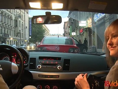 czarnowłosa nastolatka jest posuwana na pieska