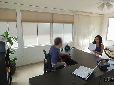 nastolatka ze szklaną zabawką