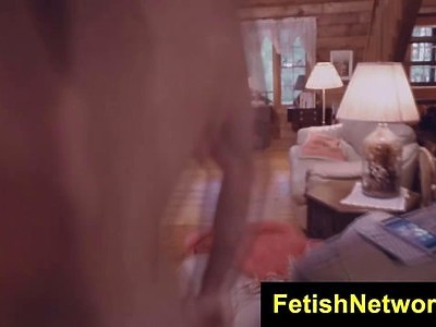 tatuś i córeczka mają bliskie relacje