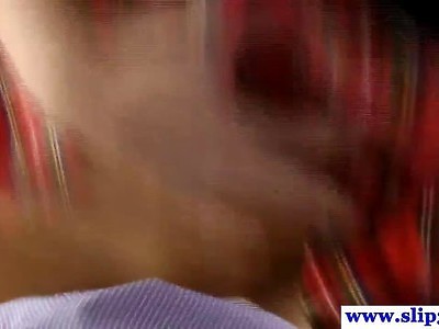 rozpalona nastolatka wskakuje na stół