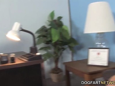 uczennica z przypaowanym nauczycielem