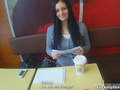 chętna nastolatka sama na łożku