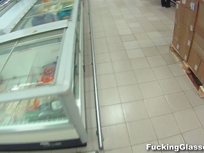 nastolatka pozuje w swoim pokoju