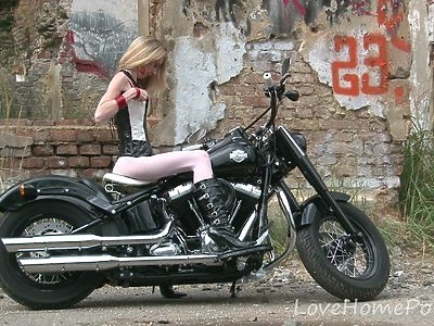 fajna nastolatka pokazuje wdzięki