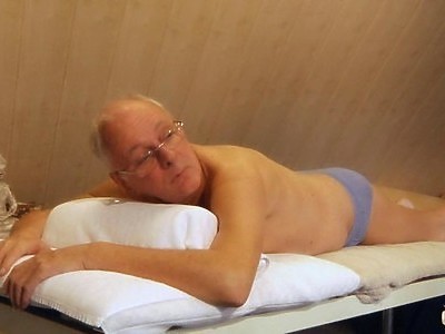 otyła nastolatka pozuje przed lustrem