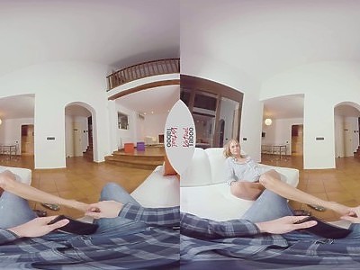 nastolatka kręci bioderkami i macha pomponami