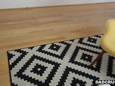 młoda dupcia strasznie kręci rozkojarzonego profesora