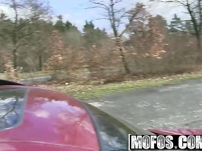 fajna nastolatka ujeżdża kolesia w aucie