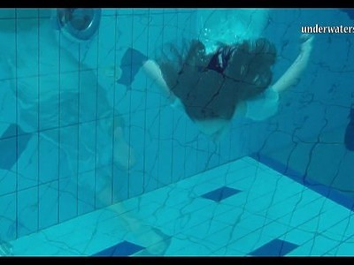 nastolatka z gorącymi pośladkami jest ruchana w dupsko