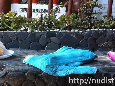 dziewica jest delikatnie pieprzona na pieska