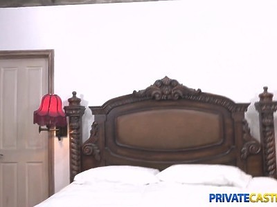 młoda i naga nastolatka fajnie się masturbuje