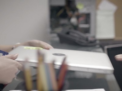 gruba nastolatka i czarny zaganiacz