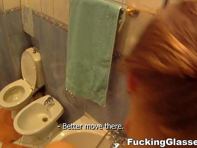 blond nastolatka wkłąda dildo w swoją cipkę