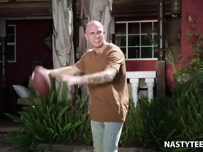 nastolatka w różowym bikini jest posuwana przez murzyna