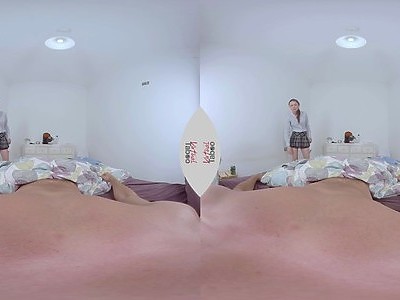 płaska nastolatka wypina się i daje sobie z palca