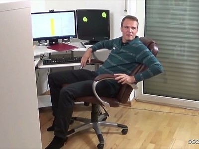 słodkie nastolatki całują się przed kutasem