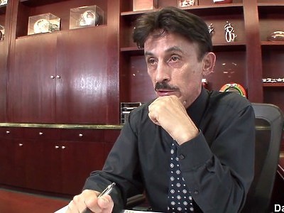 seks na skórzanej kanapie z cudowną laską