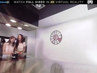 młoda nastolatka w kuchni robi stiptiz