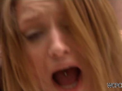 nastolatka masturbuje się i trzepie jego penisa