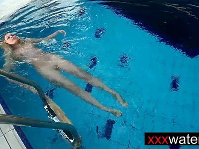 nastolatka ma wytatuowany symbol playboya na ciele