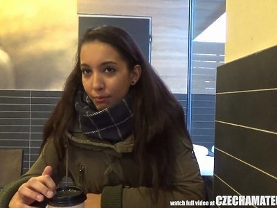 facet szuka nastolatki i wyrywa je na seks za pieniądze