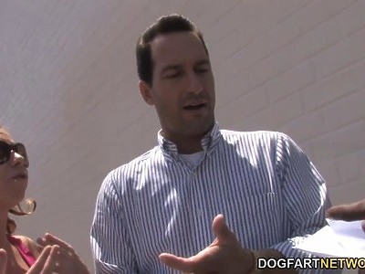 młoda brunetka zaczęła od lodzika w aucie