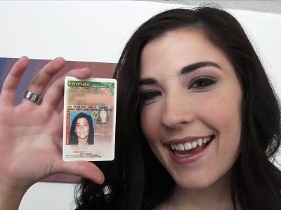 młoda latynoska idealnie zadowala swoją szparkę