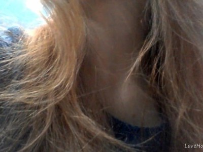 z dwiema naturalnie cycatymi nastolatkami w sali gimnastycznej