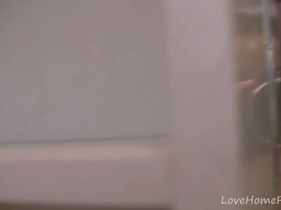 młoda i chuda nastolatka ujeżdża partnera