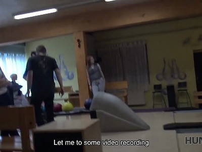 młoda blondynka ostro rżnięta na łóżku