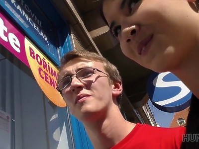 nastolatka w niebieskim futerku