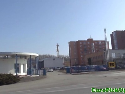 słodka wesoła nastolatka moczy swoje ciałko