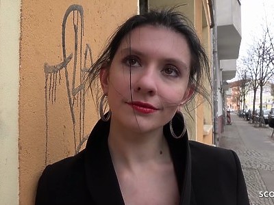 młoda brunetka i jej owłosiona cipka