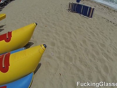 nastolatka wypina tyłeczek na tarasie