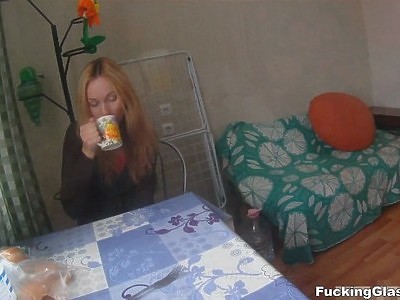 krągła nastolatka pierwszy raz ciągnie przed kamerką