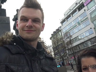 słodka laska rozdziewicza kolegę