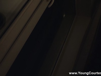 nastolatka zabawia się w plenerze