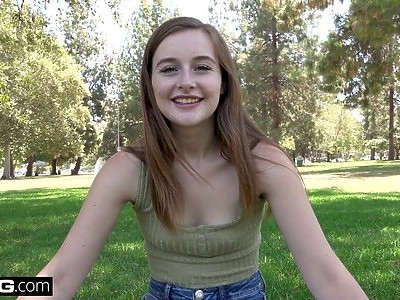 młoda elsa wije się na kutasie