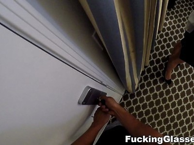 opalona nastolatka w pończochach słodko sobie dogadza