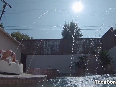 nastolatka palcuje się podczas analnego seksu