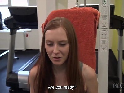 młoda laska z facetem na schodach