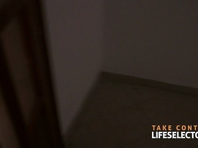 piękna nastolatka na śniegu