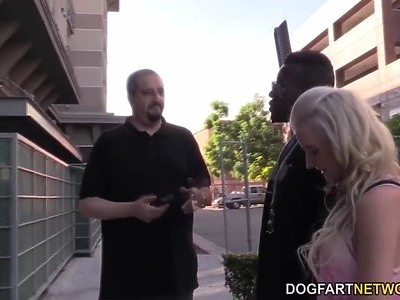 opalona nastolatka lubi się pieścić paluszkami