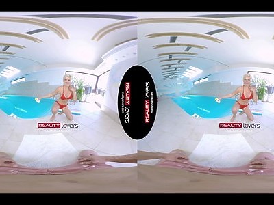 mokra nastolatka masturbuje się