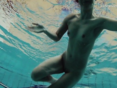 silikonowa nastolatka lubi być pchana na schodach