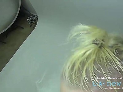 nastolatka pali blanta i robi mu loda