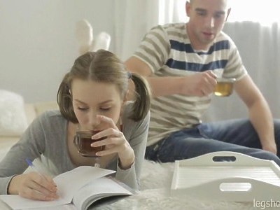 czarnowłosa nastolatka z wielką dupą fajnie ujeżdża kutasa