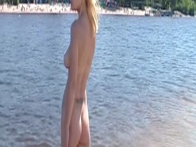 nastolatki liżą dildo w nocnym klubie