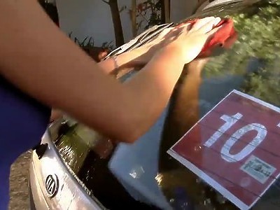 nastolatka w fioletowym bikini wypina się przy basenie