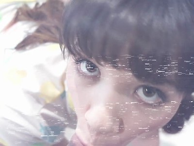 dwie blond nastolatki targają fiuta w toalecie